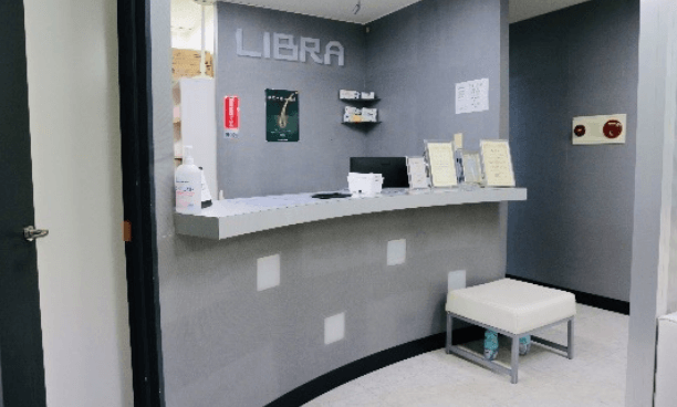 目黒院は駅近のビルであり、上層階にありますので、人目を気にせず来院いただけます。また、スタッフは全員男性で、院内処方ですので、安心して受診していただけます。